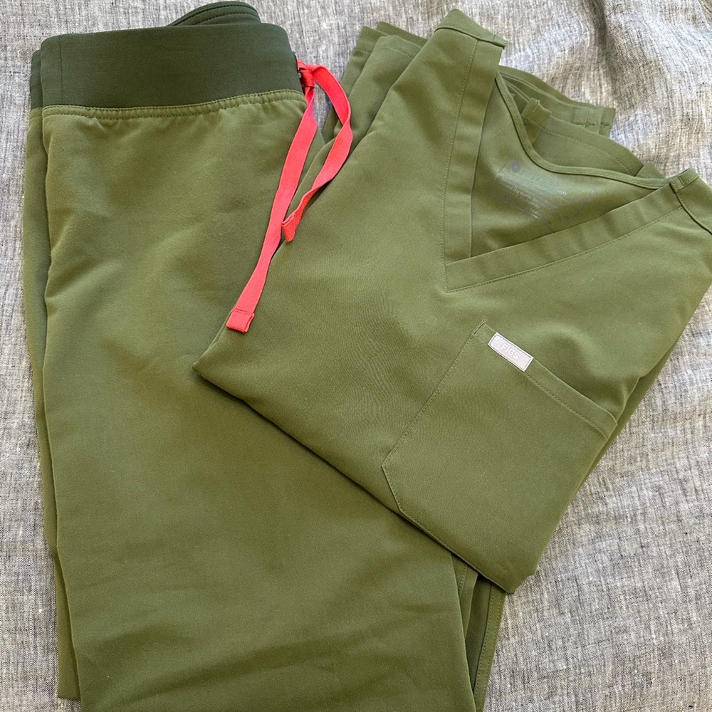 Figs olive green scrubs. Livingston pants size XS and one pocket scrub top in XS